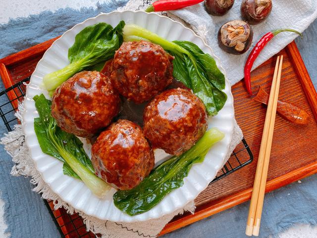 年夜饭必备的四喜丸子，寓意福禄寿喜，家庭做法更简单，肉香四溢