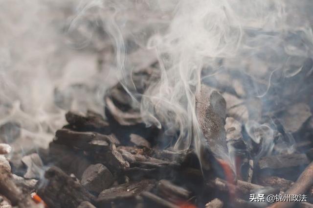 你的育儿经|太危险！2岁女童因它悬空挂在电梯门上，视频令人揪心！这东西不少爸妈也在用！