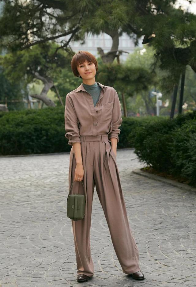 带货女王袁泉一家三口真接地气！走机场3人同穿基础款，但气质依旧高级