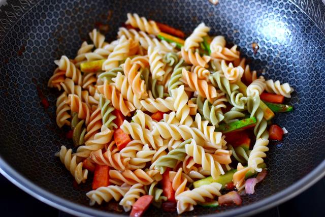 懒人黄瓜意面，简单方便，有菜有饭，酸酸甜甜超开胃