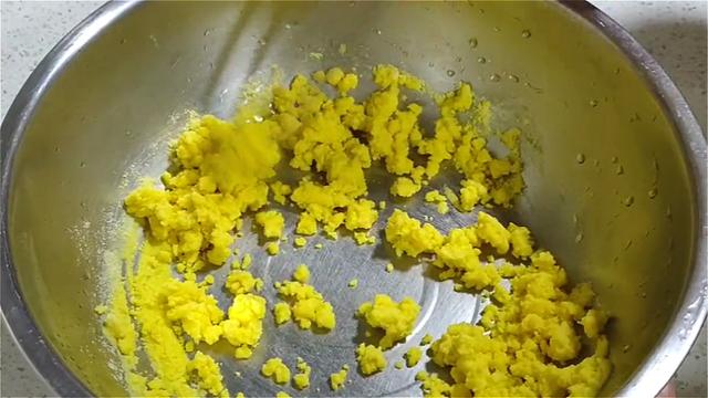 玉米面饼这样做，加多一种材料，口感丰富，吃着蓬松柔软，真香