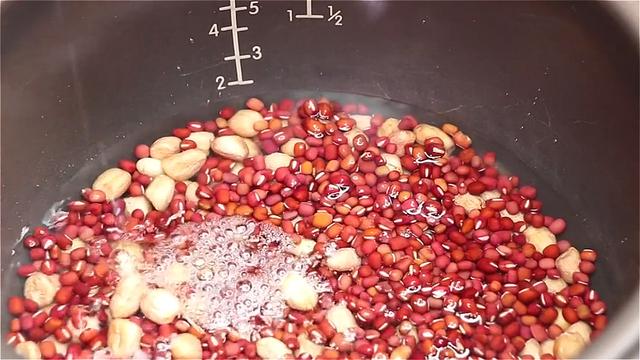 红豆不要炒豆沙了，教你一道水晶杂粮包，软糯香甜，好吃不胖