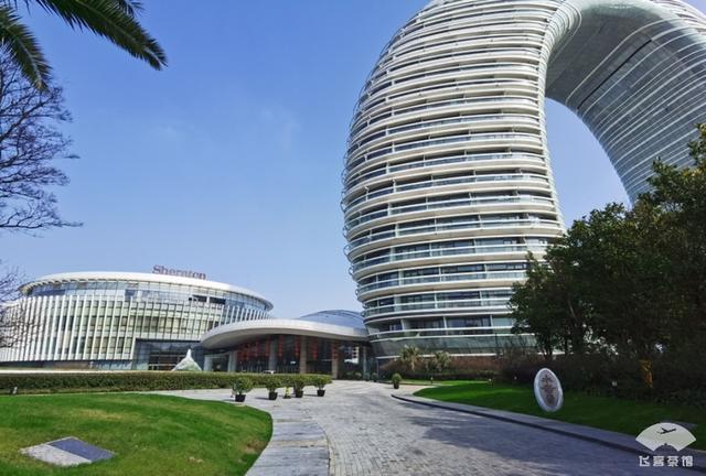 #旅行柚子君#入住外号“马桶圈”的五星酒店，因造型奇特成为地标，内部挺豪奢