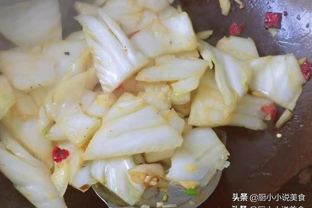 炒白菜时，2个步骤很关键，做对了，白菜炒出来脆嫩可口不吸油