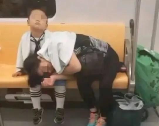 爱心总动员|妈妈太困了趴儿子腿上睡觉，小男孩一动不动，男子汉的倔强