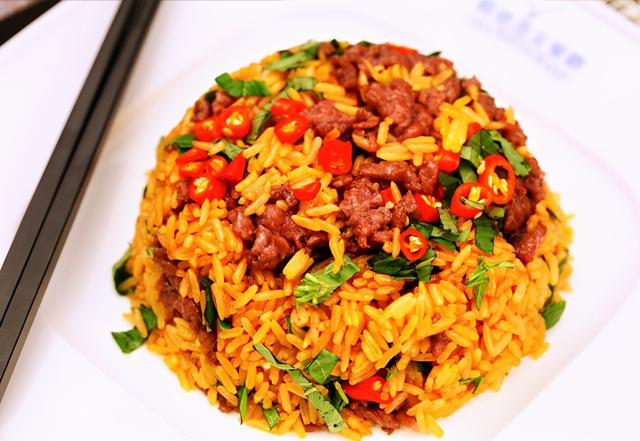 比蛋炒饭还耐吃，有菜有肉一大盘不够吃，简单方便，10分钟就好