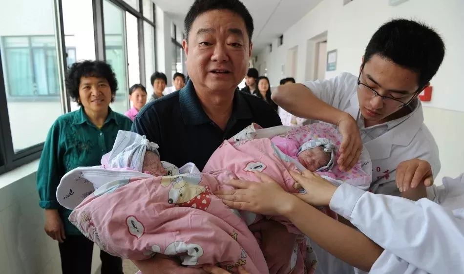 『暖先生格调』“退休金1万，我养得起孩子！”67岁老太冒死产女：养孩子，有钱就行？可笑！