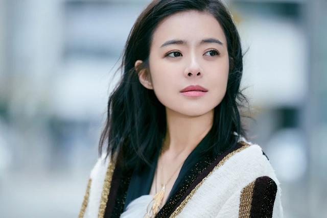 “东方台一姐”秀大肚照!41岁大龄产妇肚大如箩,被老公宠成公主电影工厂