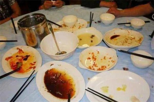 你的育儿经▲喂完孩子盘子空了,95后宝妈怒掀饭桌,丈夫怒问:你闹够没?