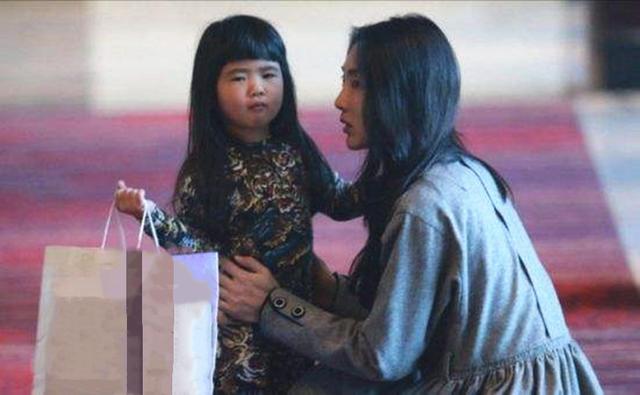 你的育儿经：宝妈趁女儿午睡出门买菜，回家后看到的景象，让她吓得两腿发软