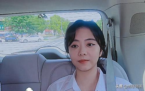 月影浓|郑爽谭松韵同时点歌，看到张新成的选择，关系亲疏很明显