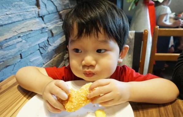 【超级宝妈】4种零食上“黑榜”，伤脾胃一点不含糊，打死也不要给孩子吃