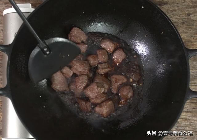 黑椒牛肉粒这样做太好吃，肉嫩营养，焦香四溢，家人爱吃的美食