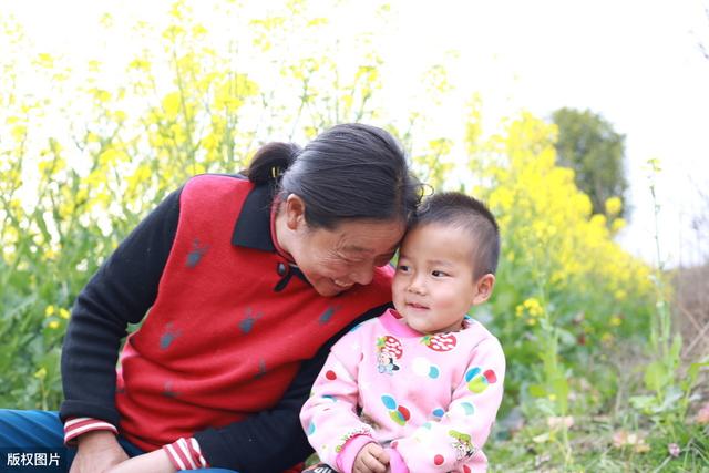 「超级宝妈」妈妈带娃好还是婆婆带娃好，过来人告诉你答案