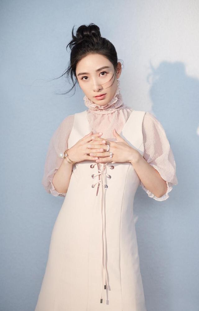 “安陵容”短发梳油头A爆！短裙穿在衬衣外刚盖住大腿，太修长了|fun娱乐