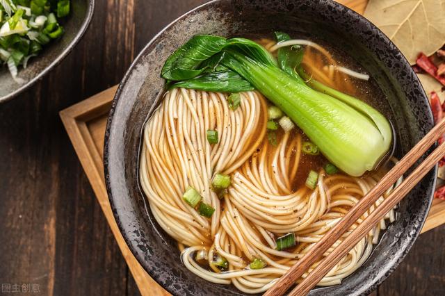 买面条时，碰到这两种面条再便宜也不要买，价格贵不说还没营养