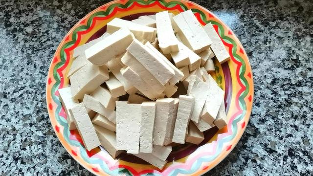 冻豆腐是怎样做出来的？弹性好、热量少、营养丰富，减肥理想美食