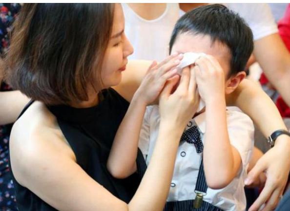 小学生考场上大哭，只因名字太难写，老师凑近一看：足足102笔