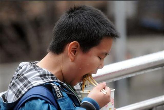 超级宝妈|这“3种早餐”不健康，还没营养，很多家长图省事给娃买
