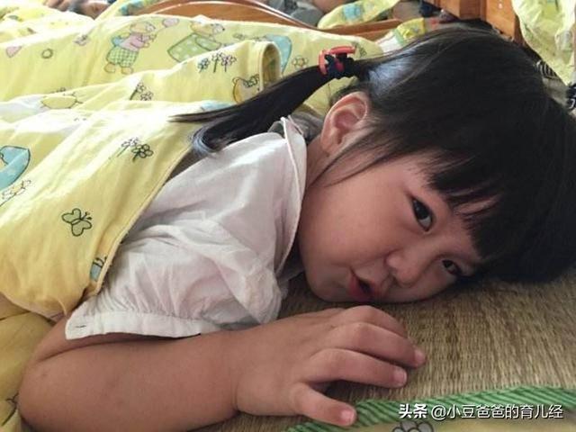 幼儿园午休“男女混睡”，老师拍下照片发到家长群，家长群炸锅了