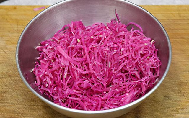 冬季宁可不吃肉，也要多吃这道菜，凉拌萝卜丝，解腻清爽营养好