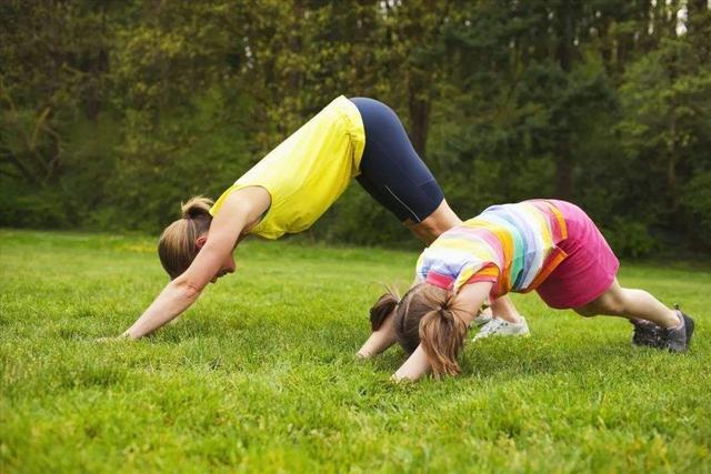 [超级宝妈]3岁娃爱说“悄悄话”，多半到了“语言敏感期”，如何引导很重要