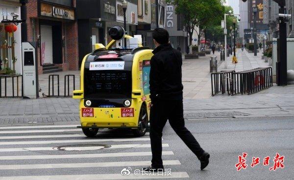 光明网@无人驾驶直播车开进江汉路步行街｜图集