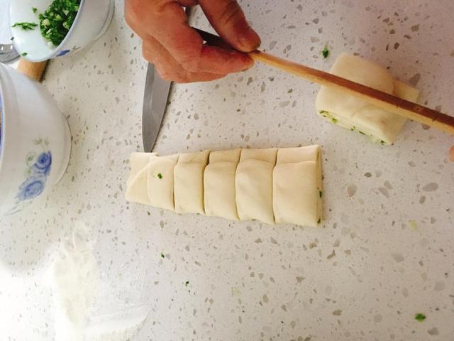 蒸花卷时葱花变色？教你1个小妙招，让你的花卷春意盎然