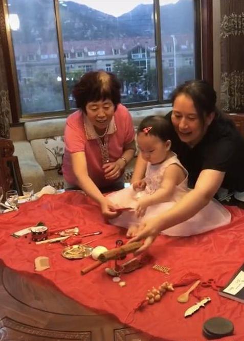 超级宝妈@一岁宝宝“抓周”，一把抓住的东西，奶奶顿时黑脸，妈妈：没眼看