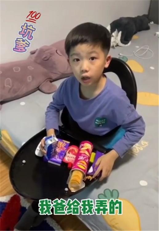 超级宝妈▲“最省事宝爸”带娃,拿马桶盖给孩子当饭桌,网友:等着跪键盘吧