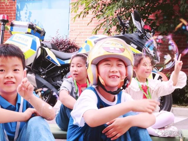 超级宝妈|儿童节快乐丨交警叔叔,永远守护在你身边(开启线上交通安全体验课)