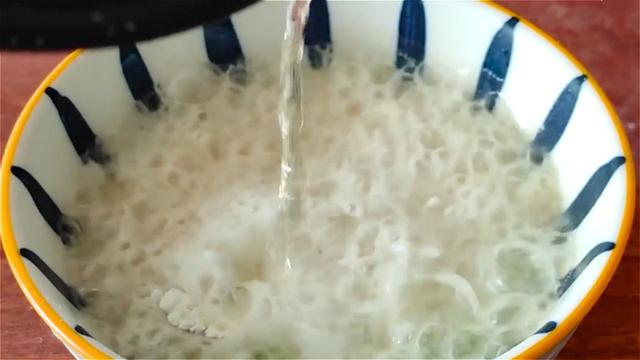 燕麦这样做太好吃了，往里面加3个鸡蛋，比油条好吃，比馅饼简单