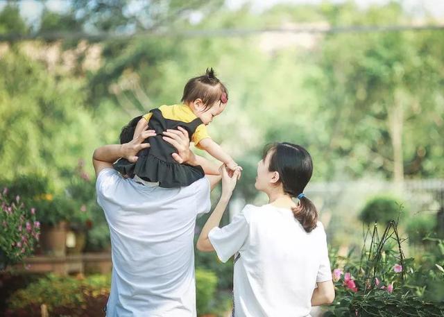 「超级宝妈」妈妈带姐弟俩坐高铁睡着了，视线落在妈妈的手上，网友：眼眶湿了