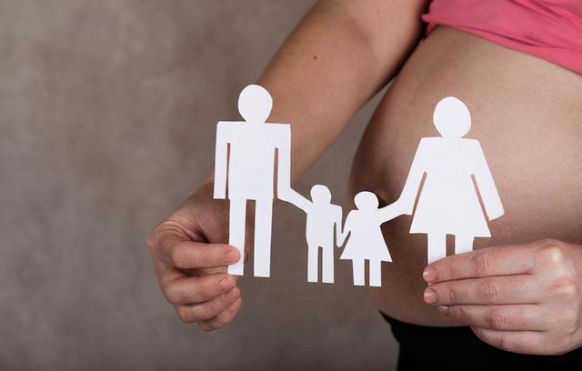 什么原因阻碍年轻人生娃？网友：女的越来越独立，男的越来越妈宝