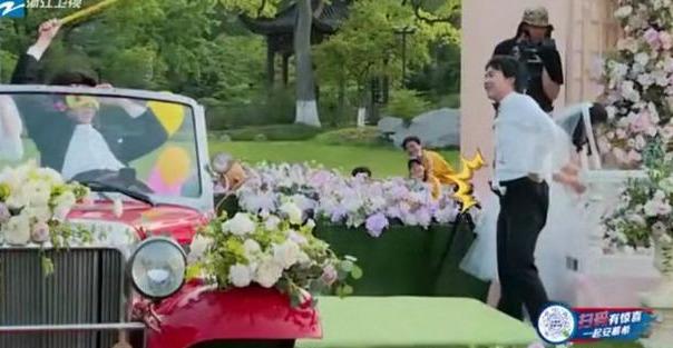 郑恺拽郭麒麟裤子，扣子崩开，这也太尴尬了|fun娱乐