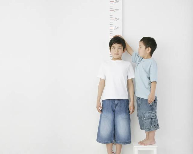 【超级宝妈】各地都在为开学做准备，但孩子作息不规律，晚上睡不着早上起不来，如何调整？