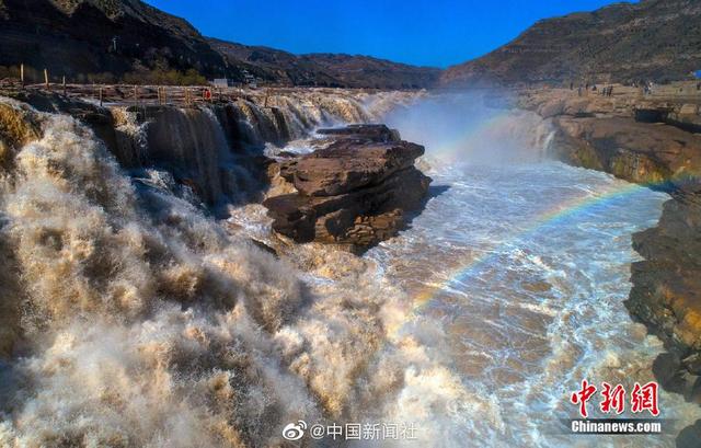 『旅行百事通』黄河壶口瀑布迎来“桃花汛”彩虹相伴景色壮美