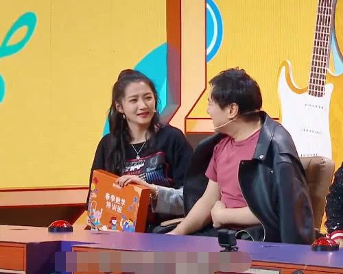 「fun娱乐」关晓彤和华晨宇牵手转圈时，关晓彤的手放哪？不愧是有男友的人