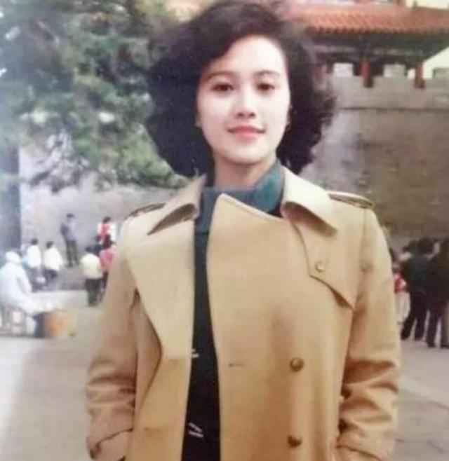 #超级宝妈#“爸，你怎么敢下手？”看完父母年轻时合影，孩子表示坐不住了