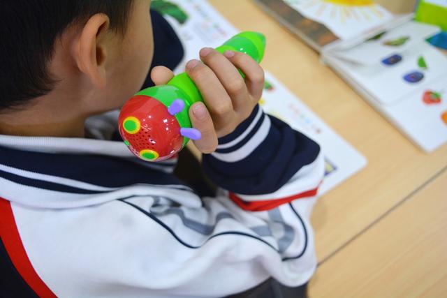 上手体验小彼恩好饿的毛毛虫点读笔WIFI版，资源丰富点读简单