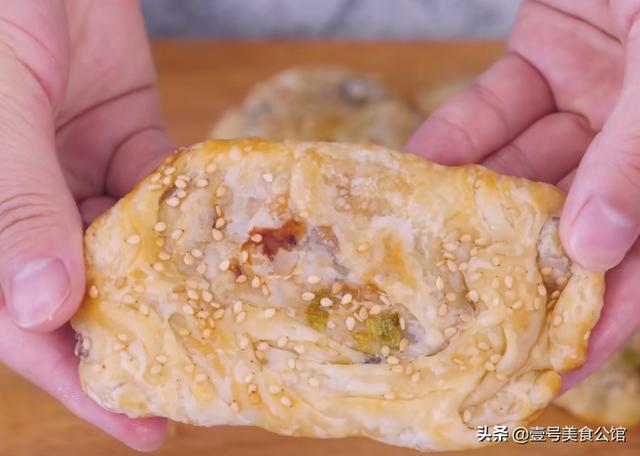 用手抓饼分享一款早餐锅盔，酥脆咸香，简单营养，吃一次念念不忘