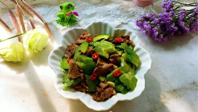 冬天多吃牛肉，滋补身体还御寒，用凉瓜炒，好吃不油腻