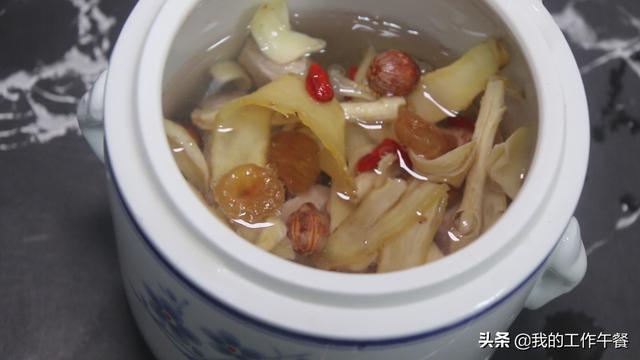 超级宝妈|孩子睡觉不踏实,我家经常炖莲子百合沙参汤,一年四季合适