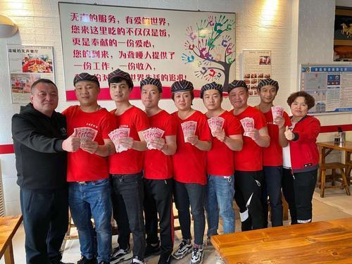 「郑州晚报」每人500元正能量奖金!“无声面馆”店员们开心地笑了