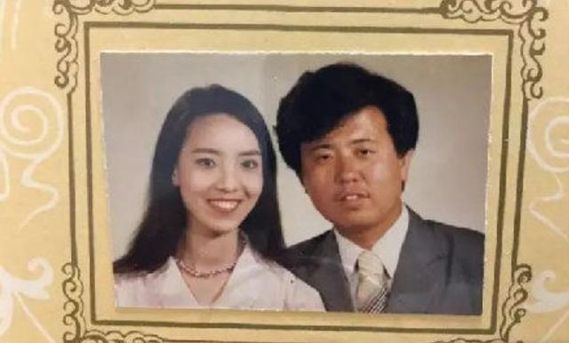 『超级宝妈』看到父母结婚照后，我陷入沉思，网友：是不是看中了爸爸的钱