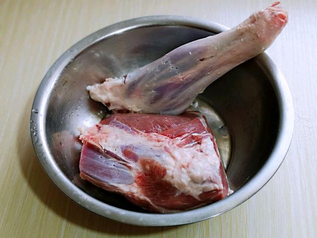 冬日小确幸美食，在家烤羊腿，外焦里嫩口感好，还能滋补身体