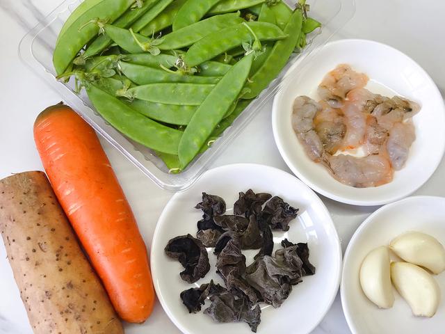 健康小炒：虾仁炒三色，配色好看营养丰富，对身体非常好