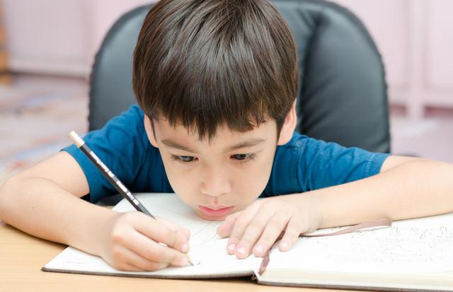 超级宝妈：一上网课就三催四请讨价还价？给孩子规则感和动力感，学习才有效