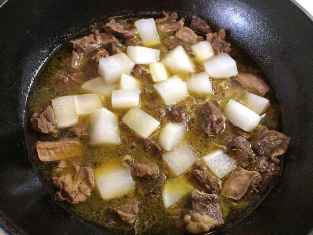 冬天吃萝卜好处多多，学会这样做萝卜炖五花肉，滋味美妙又有营养