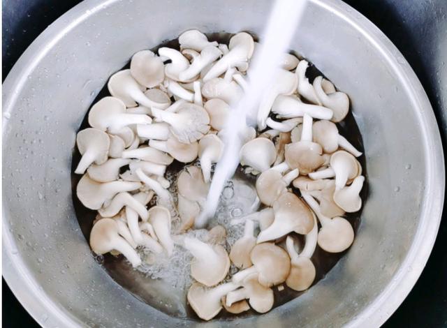 不加一滴油的烤箱版酥炸袖珍菇，酥脆不油腻，小朋友都喜欢